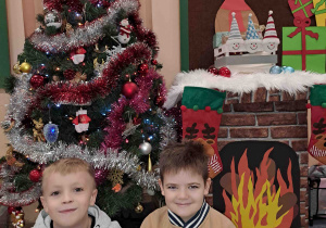 Pamiątkowe fotografie dzieci przed choinką i kominkiem