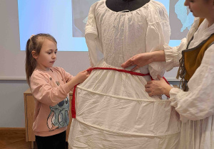 Ubieranie manekina w strój dworski