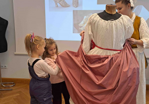 Ubieranie manekina w strój dworski