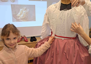 Ubieranie manekina w strój dworski