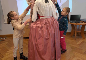 Ubieranie manekina w strój dworski