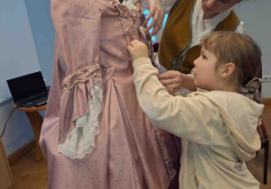 Ubieranie manekina w strój dworski