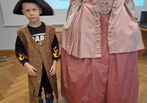 Chłopiec w stroju dworzanina