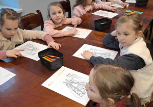 Dzieci projektują suknię dworską