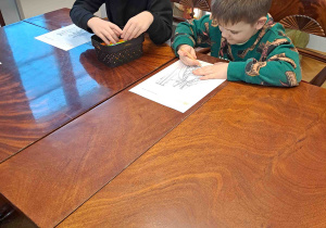 Dzieci projektują suknię dworską