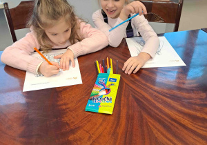 Dzieci projektują suknię dworską