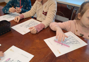 Dzieci projektują suknię dworską