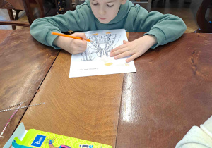 Dzieci projektują suknię dworską