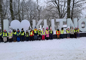 Grupowa fotografia pod napisem