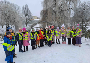 Grupowa fotografia na tle stawu i fontanny