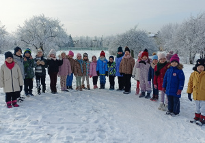 Dzieci podziwiają krajobraz zimą