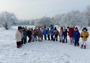 Dzieci podziwiają krajobraz zimą