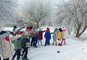 Dzieci podziwiają krajobraz zimą