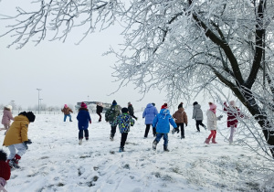 Dzieci podziwiają krajobraz zimą