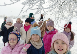 Dzieci podziwiają krajobraz zimą