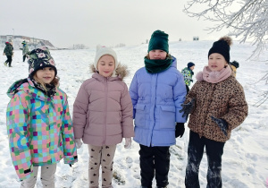 Dzieci podziwiają krajobraz zimą