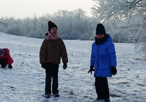 Dzieci podziwiają krajobraz zimą