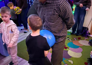 Chłopiec tańczy z tatą