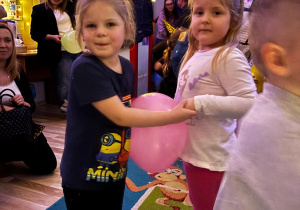 Dziewczynki tańczą