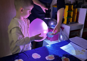 Chłopiec trzyma balon