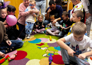 Dzieci nawijają cukierki na sznurek