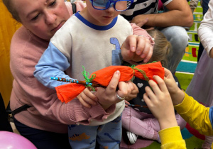 Chłopiec trzyma z mamą papierowego cukierka