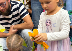 Dziewczynka zagląda co jest w środku cukierka