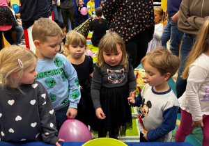 Dziewczynka wrzuca monetę do miski z wodą