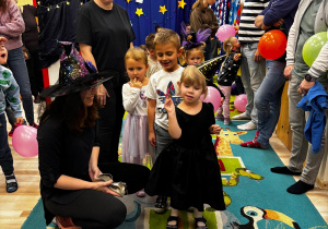 Dziewczynka wrzuca monetę do miski z wodą