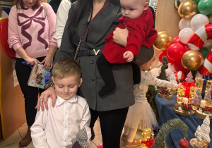 Chłopiec wraz z mamą i młodszą siostrą