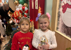 Dziewczynki zbierające pieniążki