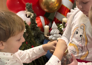 Chłopiec wkłada banknot do słoika