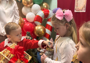 Chłopiec wkłada pieniążki do słoika