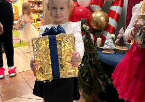 Dziewczynka trzyma dekorację świąteczną