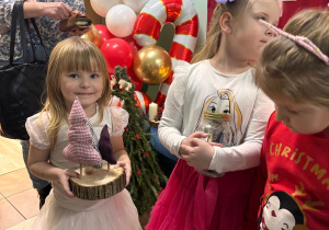 Dziewczynka trzyma ozdobę świąteczną