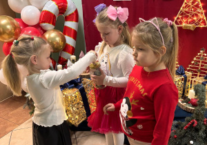 Dziewczynka wkłada pieniądze do słoika