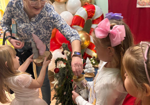 Mama dziewczynki wkłada pieniądze do słoika