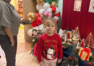 Pani Dyrektor trzyma stroik świąteczny