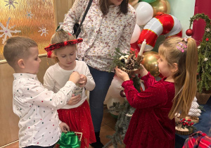 Dziewczynka podaje stroik mamie