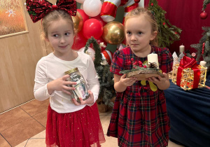 Dziewczynki pozują do zdjęcia