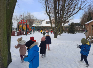 Radość i śmiech w zimowej scenerii