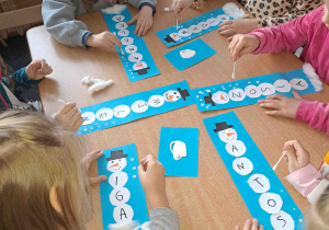 Tworzymy śnieg stemplując patyczkami kosmetycznymi i białą farbą