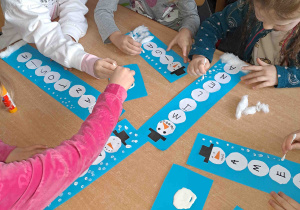 Tworzymy śnieg stemplując patyczkami kosmetycznymi i białą farbą