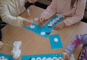 Tworzymy śnieg stemplując patyczkami kosmetycznymi i białą farbą