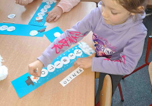 Tworzymy śnieg stemplując patyczkami kosmetycznymi i białą farbą