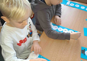 Tworzymy śnieg stemplując patyczkami kosmetycznymi i białą farbą