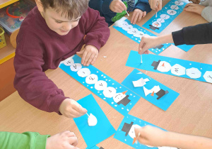 Tworzymy śnieg stemplując patyczkami kosmetycznymi i białą farbą