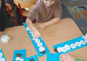 Tworzymy śnieg stemplując patyczkami kosmetycznymi i białą farbą