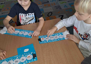 Tworzymy śnieg stemplując patyczkami kosmetycznymi i białą farbą