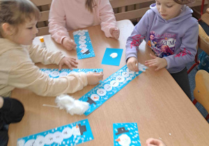 Dzieci przyklejają watę